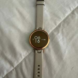 Garmin Lily Sport Edition Small Smartwatch in Rose Gold with Light Sand Band